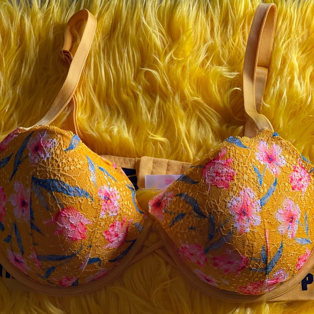 PINK Bra.